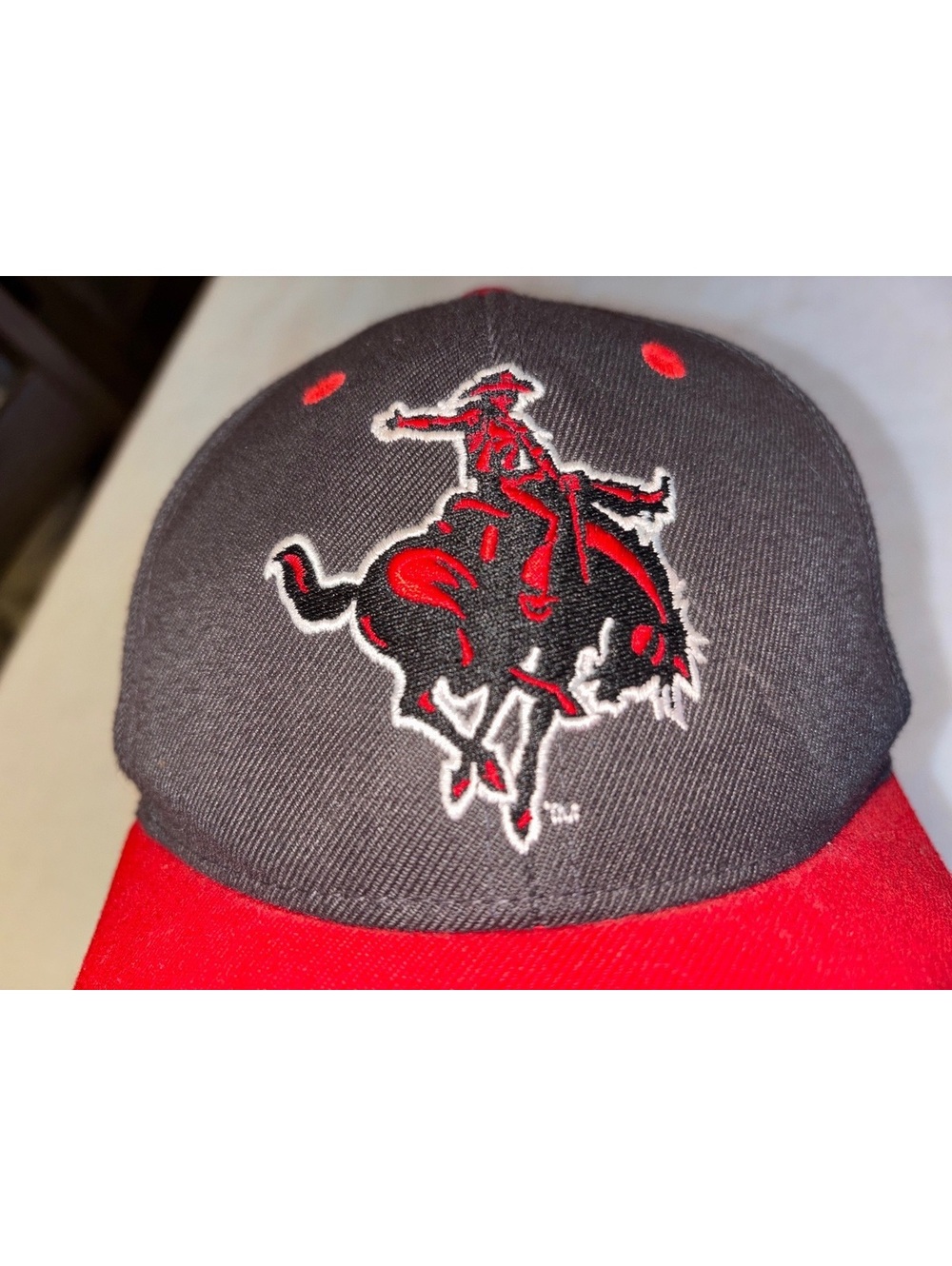Zephyr Nebraska Omaha Mavericks Hat Cap Snapback Grey Red UNO Horse Mascot